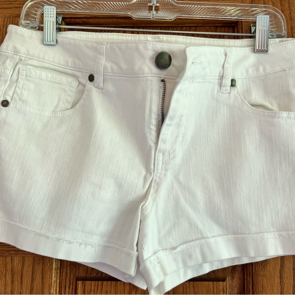 Juniors shorts size 11. White in color.